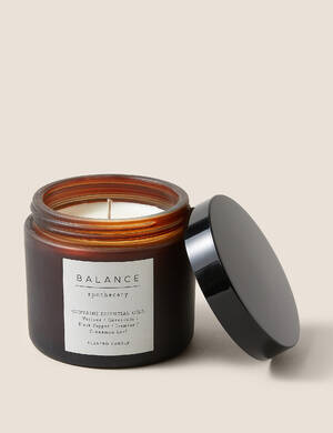 marksandspencer_HOME rada Apothecary_T80_1856_Balance vonna svicka s esencialnimi oleji_vetiver geranium pepr jasmin skorice_249Kc.jpg